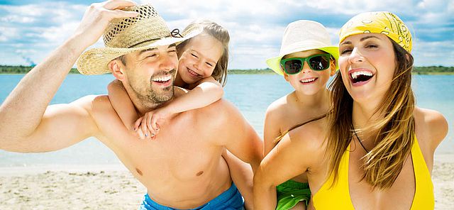 Famille profitant des vacances ensemble sur une plage