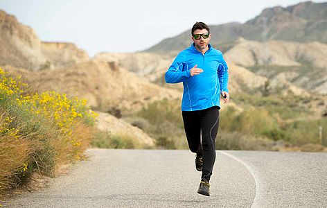 Homme faisant un footing pour se déstresser