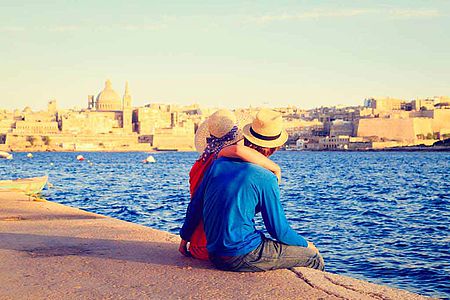 Couple assis profitant de son voyage à l'étranger