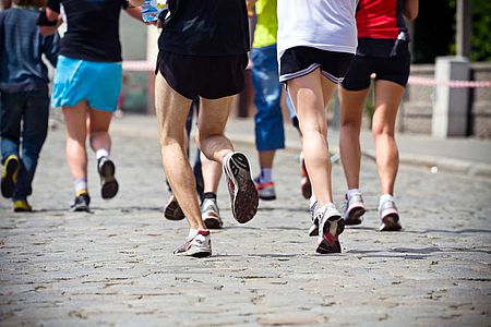 Athlètes effectuants une course à pied en rue