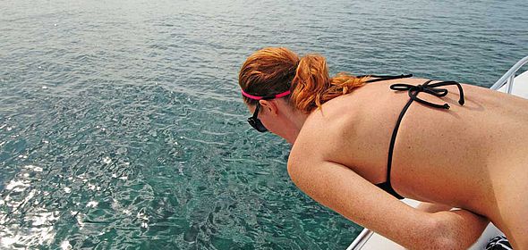 Femme souffrant du mal de mer sur le pont d'un bateau