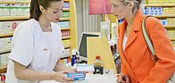 Pharmacienne conseillant une patiente sur l'utilisation de médicament générique
