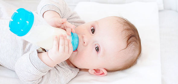 Bébé prenant son biberon de lait 2ème âge