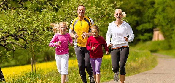 Famille courant dans un parc