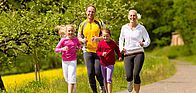 Famille courant dans un parc