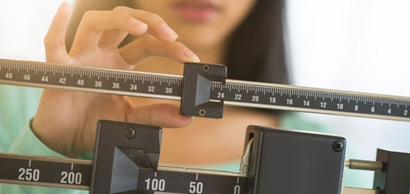 Femme déplaçant un poids sur une balance