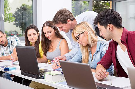 Professeur donnant des conseils à un groupe d'étudiants