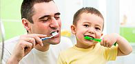 Père se brossant les dents avec son fils