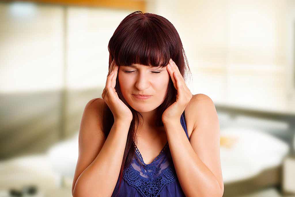 Femme souffrant de migraine et se tenant les tempes