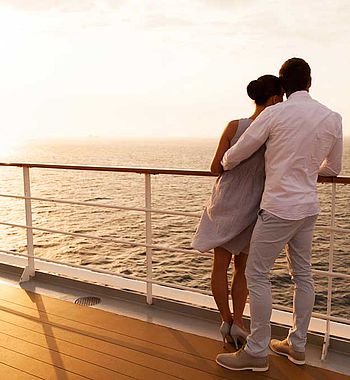 Couple profitant d'un couché de soleil sur un bateau