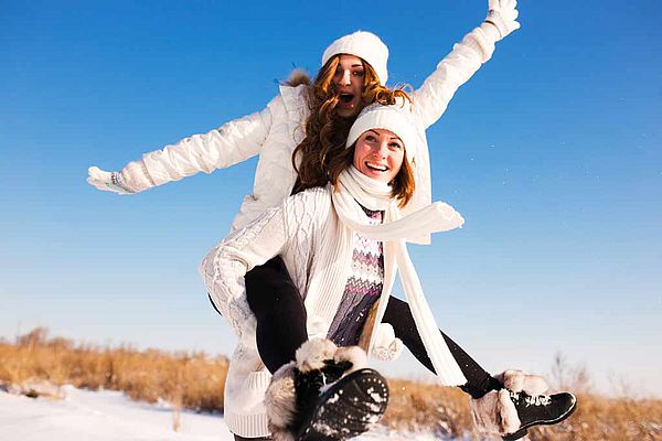 Deux femmes profitant de l'hiver