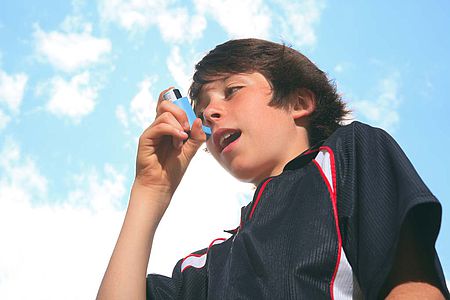 Enfant utilisant un inhalateur