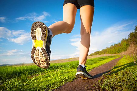 Femme faisant son jogging en basket