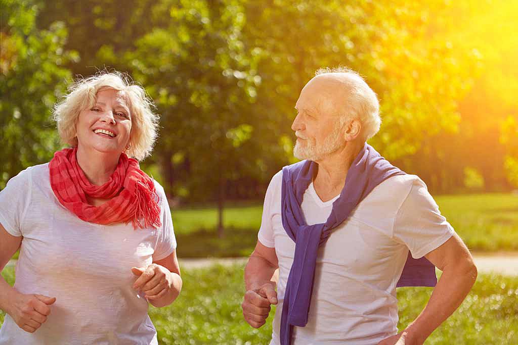 Couple de personnes âgées profitant ensemble d'un footing