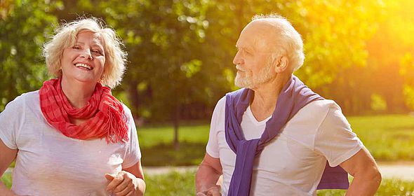 Couple de personnes âgées profitant ensemble d'un footing