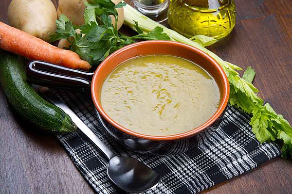 Assiette de potage entourée de légumes