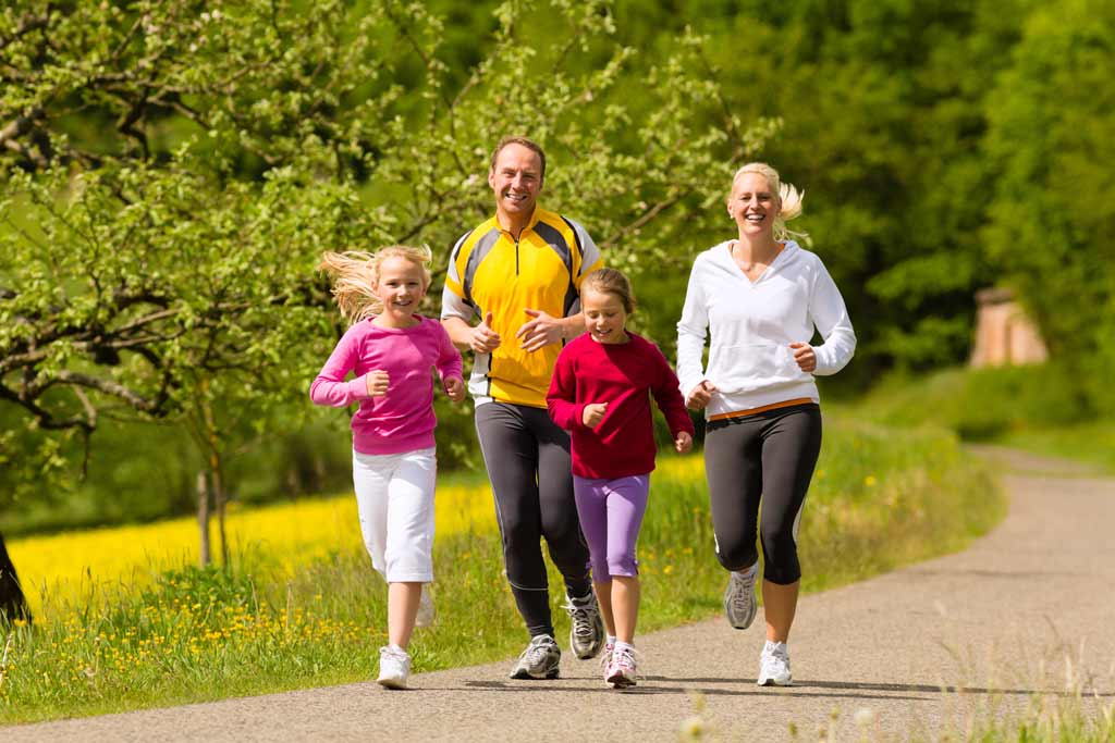 Famille courant dans un parc