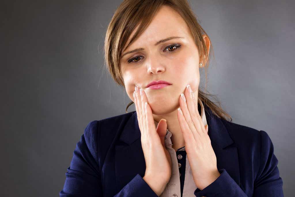 Gros plan sur une femme soufrant d'un mal de dents