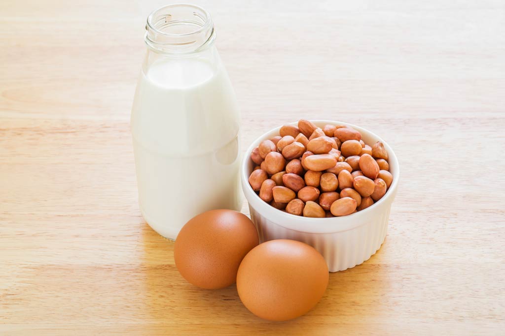 Pot de lait avec cacahuètes et oeufs