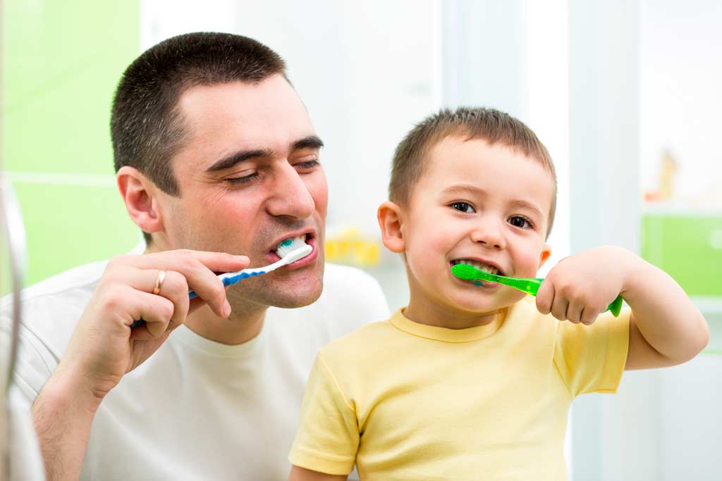 Père se brossant les dents avec son fils